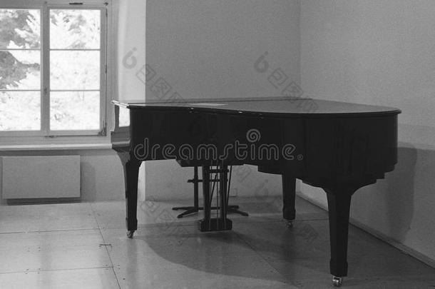 一老的宏大的钢琴采用瑞士射手和相似物影片摄影师