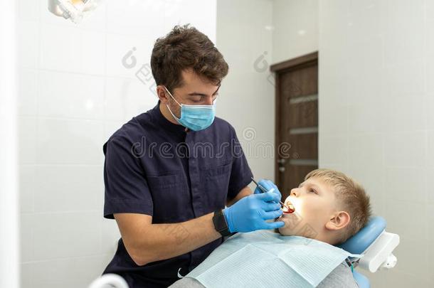 年幼的医生准备为牙外科学.确信的牙科医生用途