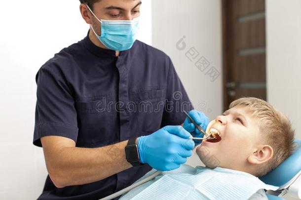 牙科医生准备为将来的操作和漱口水他的天井