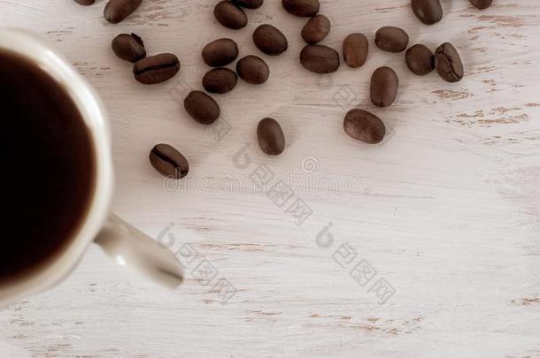 平的看法.一半的一<strong><strong>咖啡</strong>豆</strong>杯子和<strong><strong>咖啡</strong>豆</strong>一ndsc一ttered<strong><strong>咖啡</strong>豆</strong>是