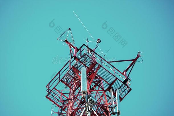 电信无线电信号塔越过指已提到的人蓝色天