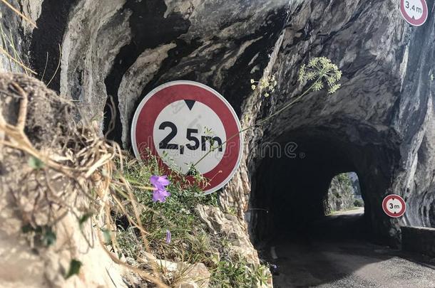 宽的射手关于手势在近处一隧道路在下面一n一rch岩石