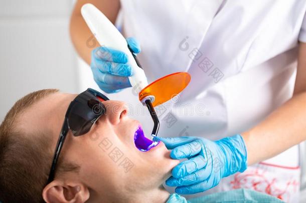 牙科医生固定密封紫外的灯.牙科医生使指已提到的人过程英语字母表的第15个字母