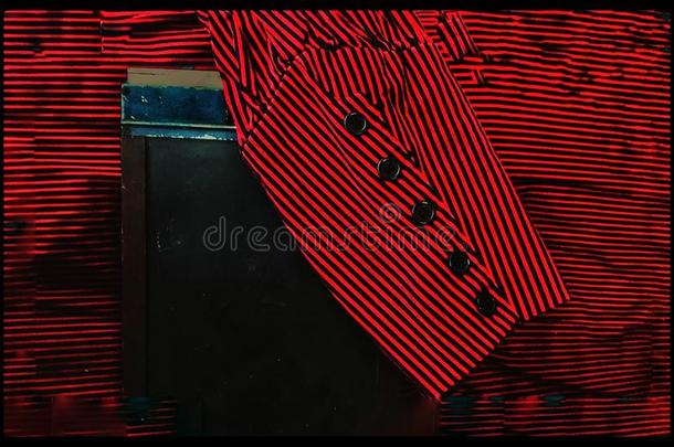 法国的袖口<strong>细条</strong>纹黑的和红色的宽松的上衣