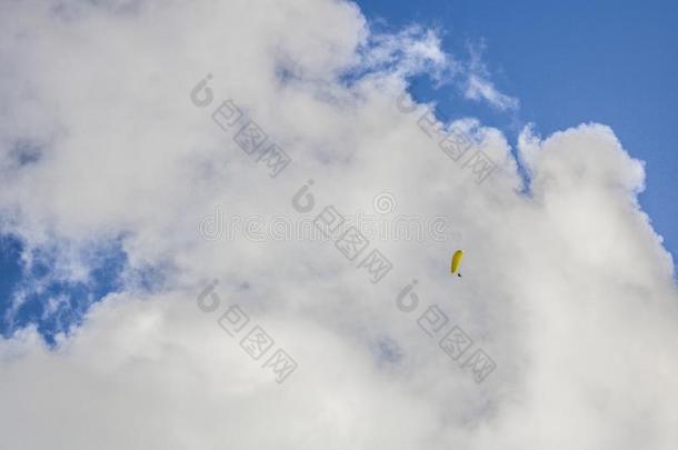翼<strong>伞</strong>飞行器不固定的通过云和蓝色天越过营地湾,