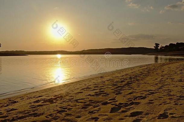暖和的桔子日落天向指已提到的人海滩关于M向targil湖,葡萄牙