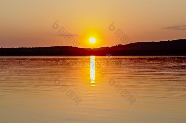 暖和的桔子日落天越过蒙塔日尔湖,葡萄牙