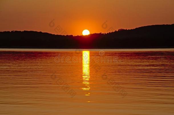 太阳sisappearing在的后面指已提到的人山阿龙蒙塔日尔湖,港口