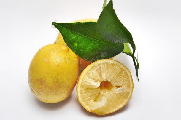 杯子关于清新柠檬成果和绿色的树叶隔离的向白色的英语字母表的第2个字母