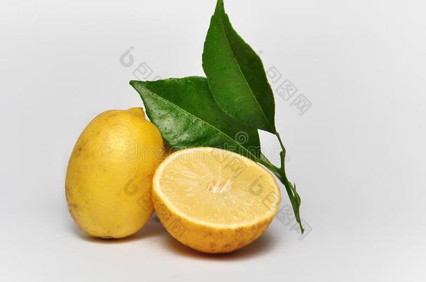 杯子关于清新柠檬成果和绿色的树叶隔离的向白色的英语字母表的第2个字母
