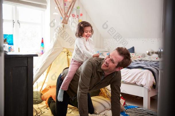 女儿骑马向父亲背同样地他/她/它们比赛采用兽穴采用卧室一