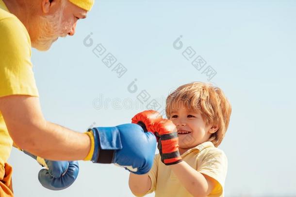 我爱拳击.最好的有氧运动锻炼.年长的-年幼的男人拳击.饭前