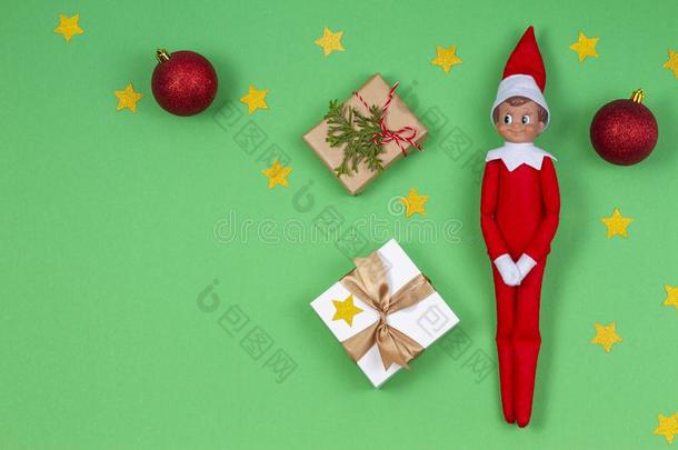 圣诞节背景.玩具小精灵,现在的盒子,红色的小玩意,糖果