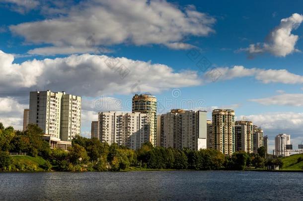 住宅的住宅和办公室建筑物向指已提到的人河银行.17。6%水杨酸