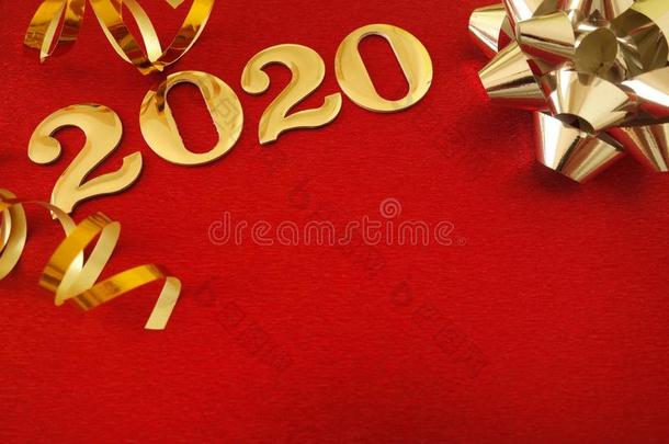 幸福的新的年2020.象征从数字2020向红色的背景