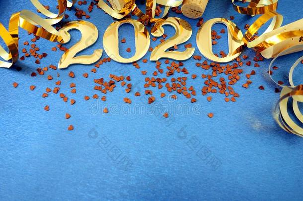 幸福的新的年2020.象征从数字2020和布置向蓝色