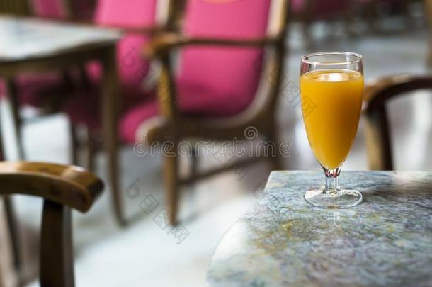玻璃杯子和桃子果汁向一t一ble