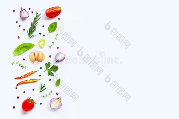 各种各样的新鲜的蔬菜和草本植物向白色的背景.健康的