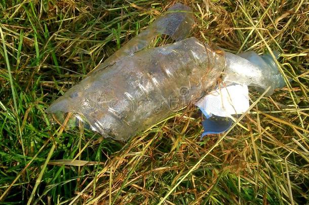 将切开塑料制品瓶子废弃的采用田