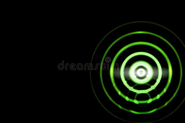 抽象的绿色的光戒指影响和声音波摆动向