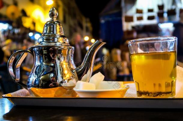 杯子关于茶水和茶水pot和杯子关于茶水,照片同样地背景