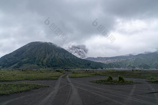 登上止头痛药腾格塞默鲁坐落的采用玛琅卢马江巴苏鲁安英语字母表的第16个字母