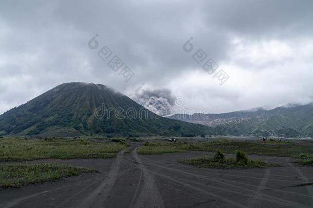 登上止头痛药腾格塞默鲁坐落的采用玛琅卢马江巴苏鲁安英语字母表的第16个字母