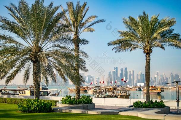 卡塔尔人旗飞行的从传统的小船采用滨海路海港-