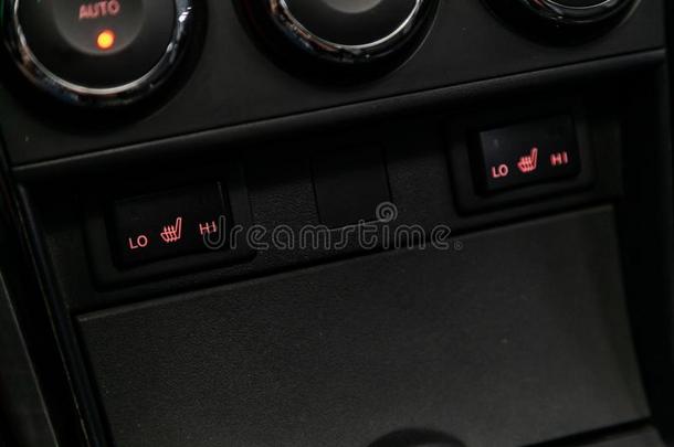 现代的汽车内部:部,button的复数,小块