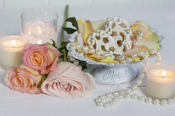 浪漫的玫瑰仍生活和珍珠