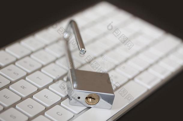 不锈的挂锁向计算机键盘.personalcomputer个人计算机网安全,data数据