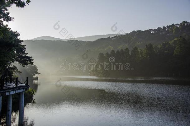 指已提到的人湖采用<strong>庐山</strong>mounta采用s