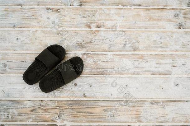 一副关于黑的拖鞋向在这里木制的地面在海滩和Colombia哥伦比亚