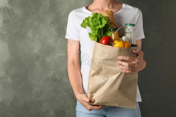 女人佃户租种的土地购物纸袋和不同的食品杂货店再来一次