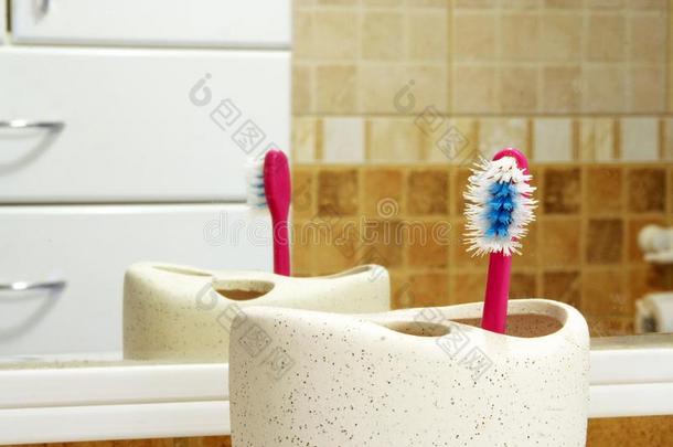 家庭牙刷采用前面关于镜子.用过的牙刷.