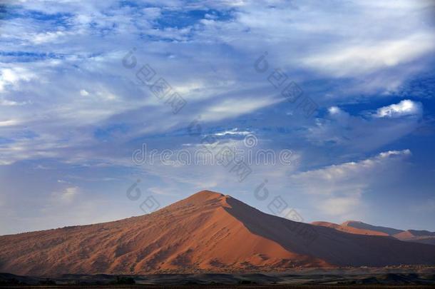 纳米比亚风景.大的桔子沙丘和蓝色天和云,siopussit必要时