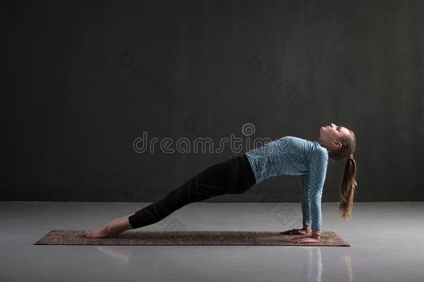 女人练习瑜伽瑜珈的任何一种姿势purvottan瑜珈的任何一种姿势或向上的饰面木板