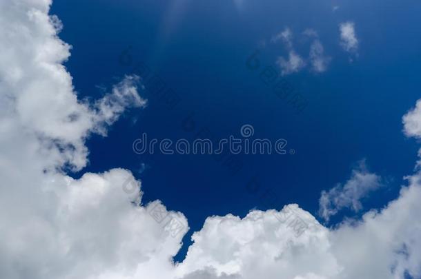 白色的,积云云反对指已提到的人蓝色天.位为文本