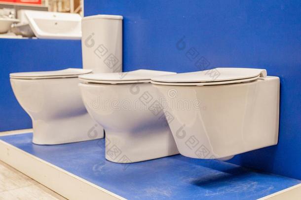 新的洗手间碗展览采用超大型自助商场关于家产品和建造