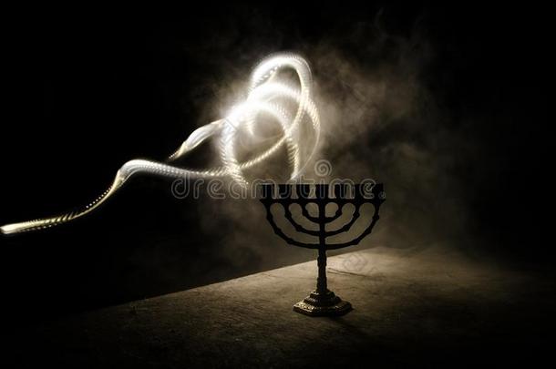 低的钥匙影像关于犹太人的假日光明节背景和多连灯烛台