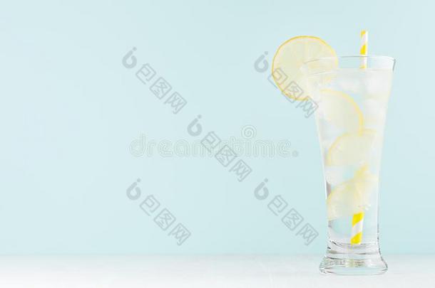 严寒的透明的<strong>柠檬</strong>汽水和<strong>柠檬</strong>部分,冰立方形的东西,米内拉