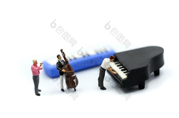 小型的人:钢琴家演奏钢琴和小提琴家男人,帕蒂