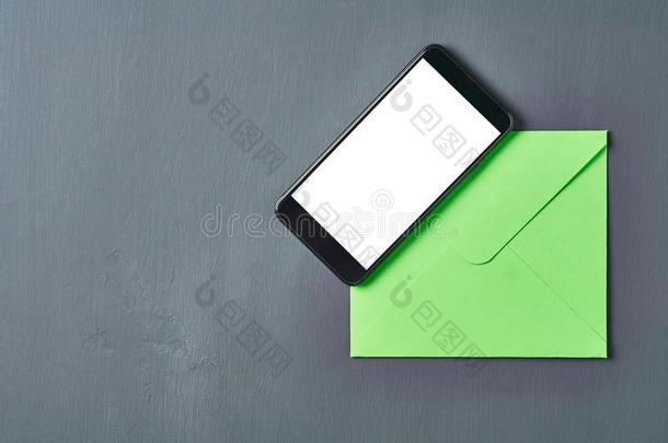 黑的智能手机和隔离的白色的屏幕在近处绿色的正方形N字