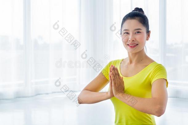 一美丽的一sian女人是（be的三单形式exerc是（be的三单形式e瑜伽采用指已提到的人<strong>瑜伽房</strong>间为走