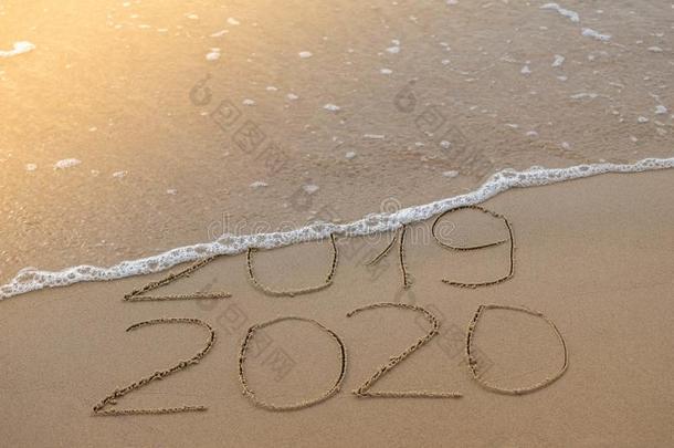 题词2019和2020向海滩s和,波浪掩蔽物2019digital数字的