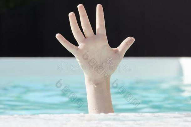 手关于一溺水小孩采用指已提到的人水池,需要帮助