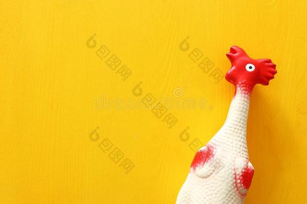 有趣的背景关于橡胶鸡玩具向黄色的表