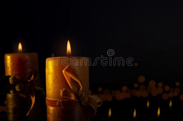 燃烧的蜡烛关于圣诞节向白色的背景和复制品空间
