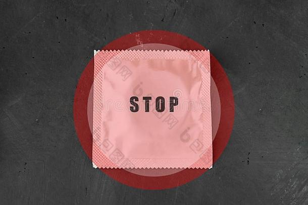 <strong>避孕套</strong>和红色的停止符号向指已提到的人黑的折叠板背景.CostaRica哥斯达黎加