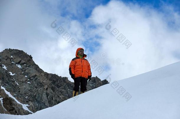 登山者登山家看台向指已提到的人顶关于指已提到的人山.下雪的山峰